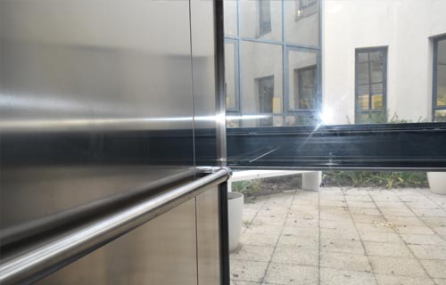 Remplacement de main courante de cabine d'ascenseur